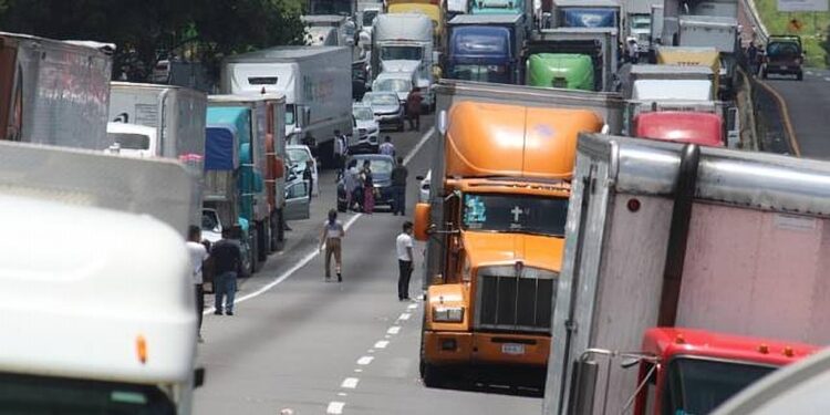 Occupate le corsie che collegano la capitale con Puebla