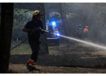 Notte di lavoro per sette squadre dei vigili del fuoco