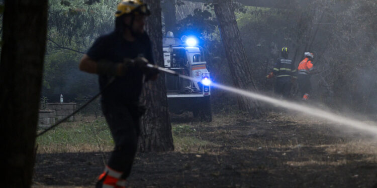 Notte di lavoro per sette squadre dei vigili del fuoco