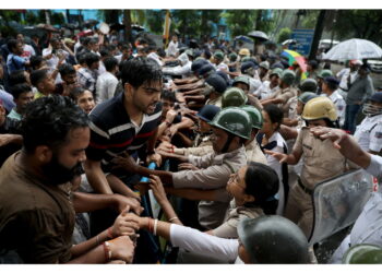 Proteste avviate dopo stupro e omicidio dottoressa a Calcutta