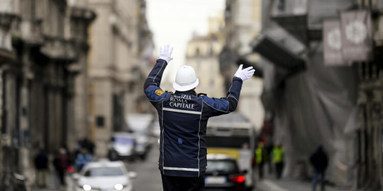 Donna denunciata a Roma dai vigili