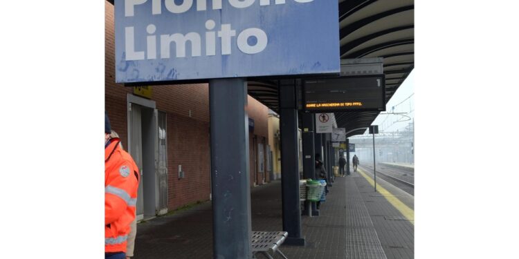 Ha aggredito a caso in una stazione nel Milanese. Arrestato