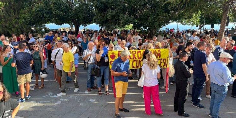 Oltre duemila persone gridano "Vogliamo l'acqua"