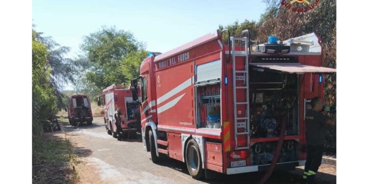 Ustionati un vigile del fuoco e tre operatori protezione civile