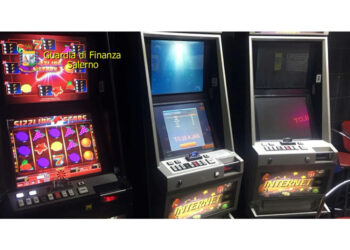 Un giovane arrabbiato per perdita alle slot machine