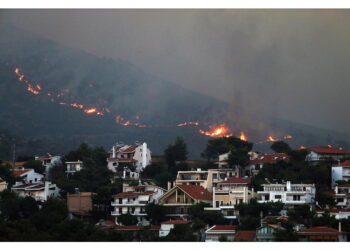 Il sindaco di Halandri: 'Le fiamme sono davvero vicine".