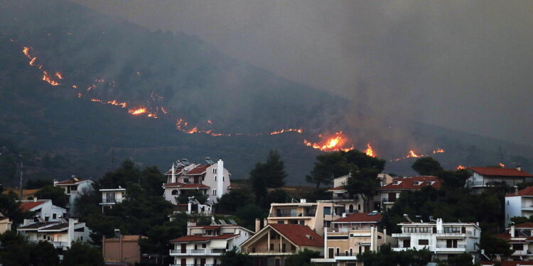 Il sindaco di Halandri: 'Le fiamme sono davvero vicine".