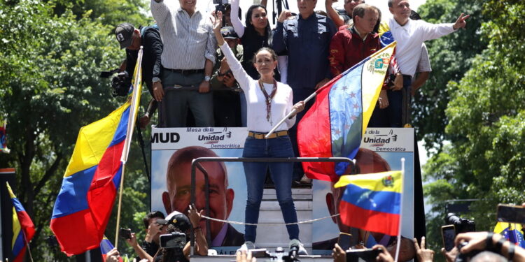 La leader venezuelana 'affronta minacce per difendere il popolo'