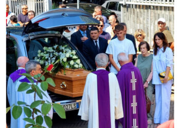 Una chitarra di fiori per il dj e scrittore