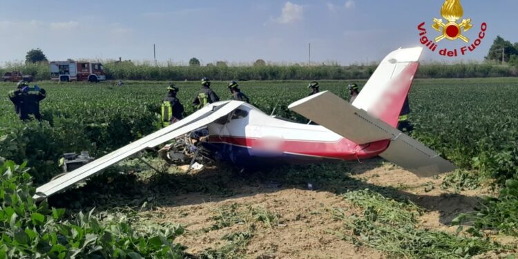 Il piccolo aereo è caduto in un campo agricolo