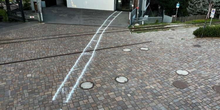 Corsia preferenziale disegnata alla stazione dalla cabinovia