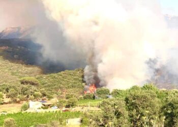 Uno dei Canadair in azione costretto a fermarsi per un guasto