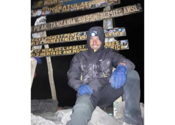 Emanuele Santarelli in cima a Uhuru Peak a quota 5.859 metri