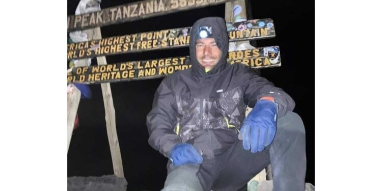 Emanuele Santarelli in cima a Uhuru Peak a quota 5.859 metri