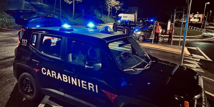 Erano in tre a bordo. Si indaga per omicidio stradale