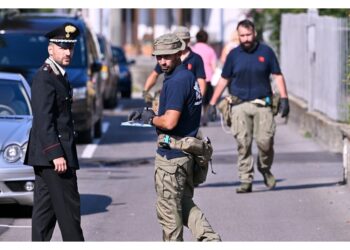 Metal detector in azione nelle strade di Terno chiuse alle auto