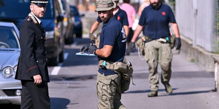 Metal detector in azione nelle strade di Terno chiuse alle auto