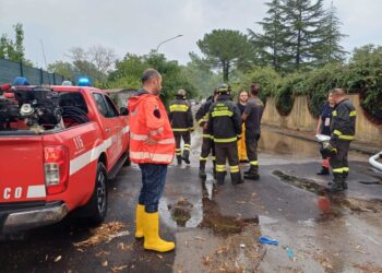 Un metro d'acqua in strada antistante