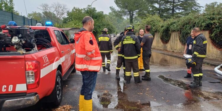 Un metro d'acqua in strada antistante