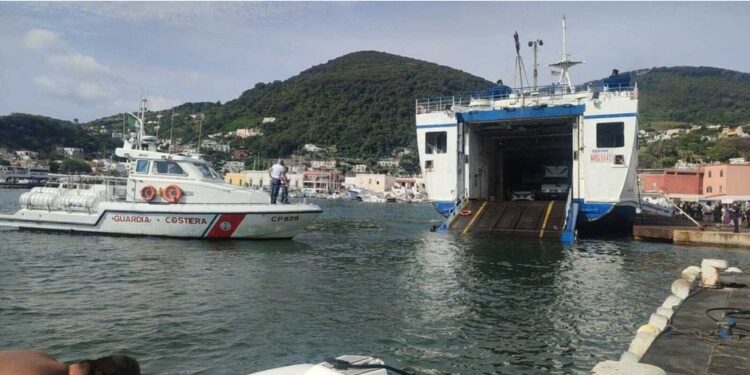 Catena si stacca e "frusta" imbarcazione con due persone a bordo