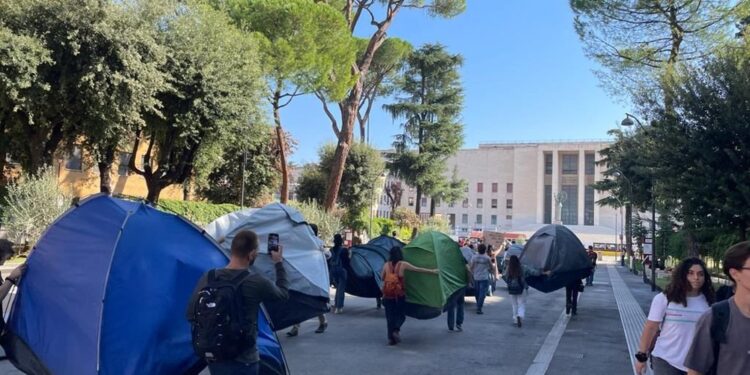 Anche sui social gli studenti denunciano il caro affitti