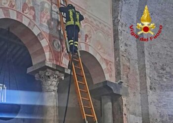 E' S.Pietro a Grado. Fiamme spente ma chiusa per precauzione