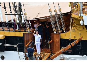 A bordo anche gli allievi della Accademia Navale di Livorno