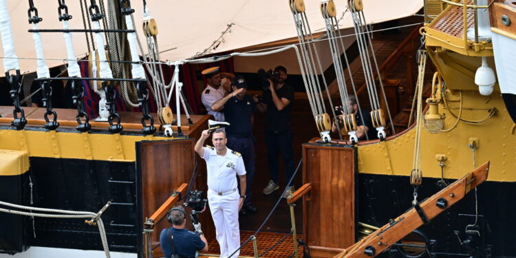 A bordo anche gli allievi della Accademia Navale di Livorno