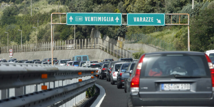 Sei chilometri di coda in A26