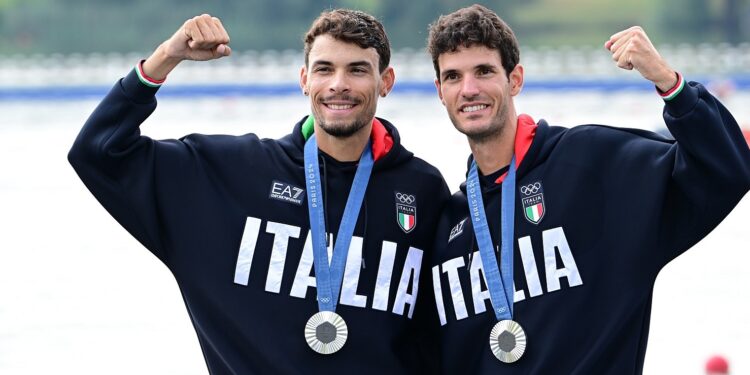 Soares e Oppo con la medaglia d'argento conquistata a Parigi (foto Mimmo Perna-Canottaggio.org)