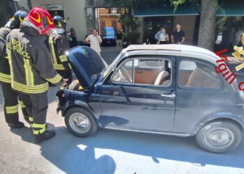 Como, auto d’epoca in fiamme in via Leoni