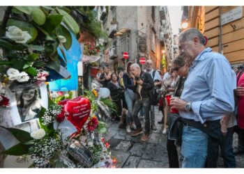 Centinaia di persone abbracciano il padre ai Quartieri Spagnoli