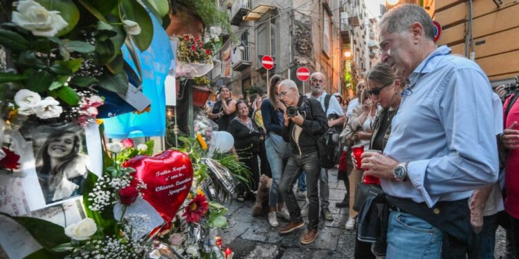 Centinaia di persone abbracciano il padre ai Quartieri Spagnoli