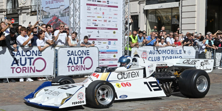 Un'auto da rally Lancia Delta in piazza San Carlo