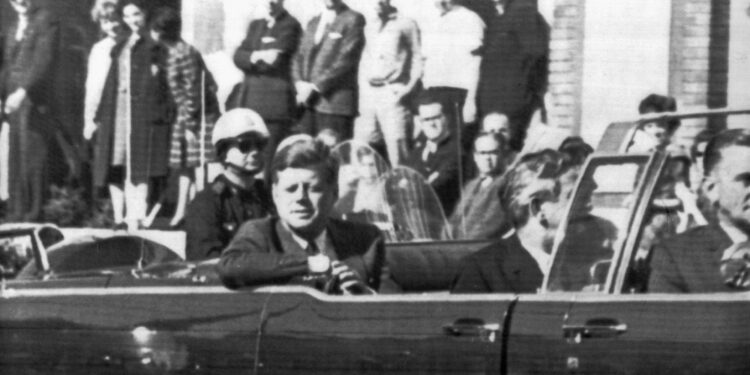 L'auto con JFK ferito verso l'ospedale;la stima 100 mila dollari