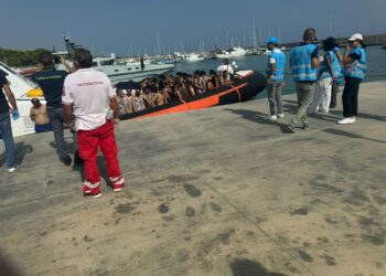 Soccorsi da Guardia costiera mentre viaggiavano su barca a vela