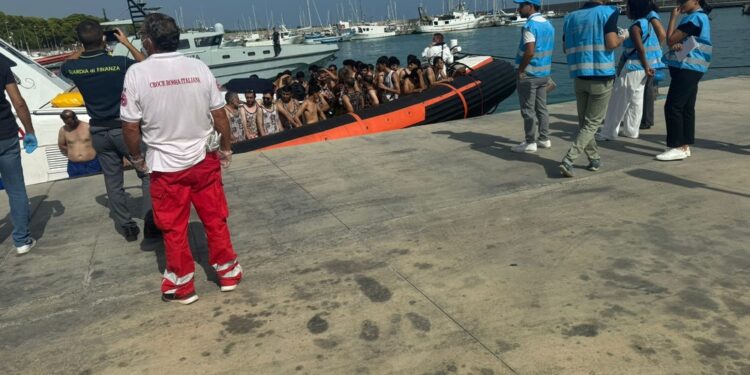 Soccorsi da Guardia costiera mentre viaggiavano su barca a vela