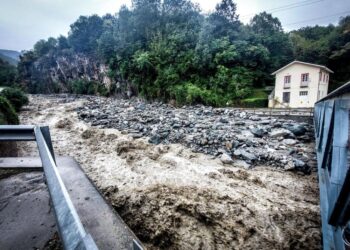 Po sopra soglia ai Murazzi a Torino nel pomeriggio