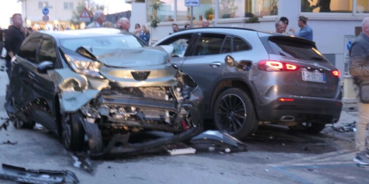 A Lido di Camaiore. La conducente ha passato due semafori rossi