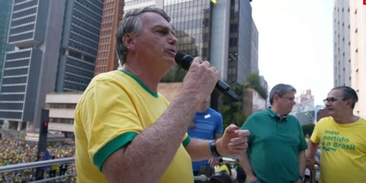 L'ex presidente brasiliano alla protesta dei suoi a San Paolo