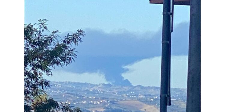 Una enorme nube di fumo nero è visibile a decine di chilometri