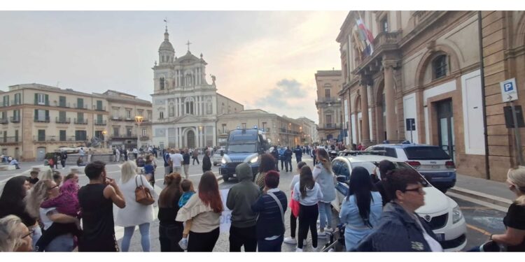 In città l'acqua ormai viene distribuita ogni 7 giorni