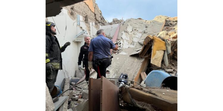 Centinaia di persone davanti all'edificio crollato