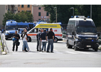 Sampdoriani lanciano oggetti verso la polizia