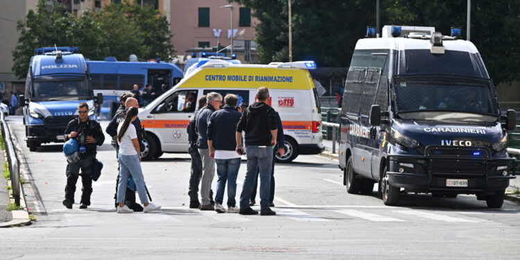 Sampdoriani lanciano oggetti verso la polizia