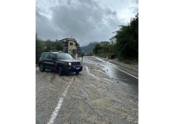 A Lettere auto trascinate dall'acqua