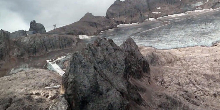 In azione l'elicottero del Soccorso Alpino