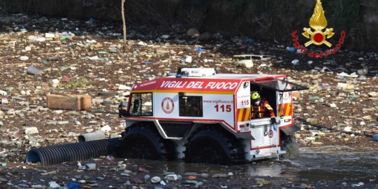 60 i soccorritori all'opera e due i veicoli anfibi utilizzati