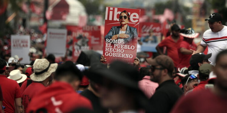 'Xiomara non sei sola' lo slogan della folla