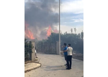 Le fiamme in località Tre Croci